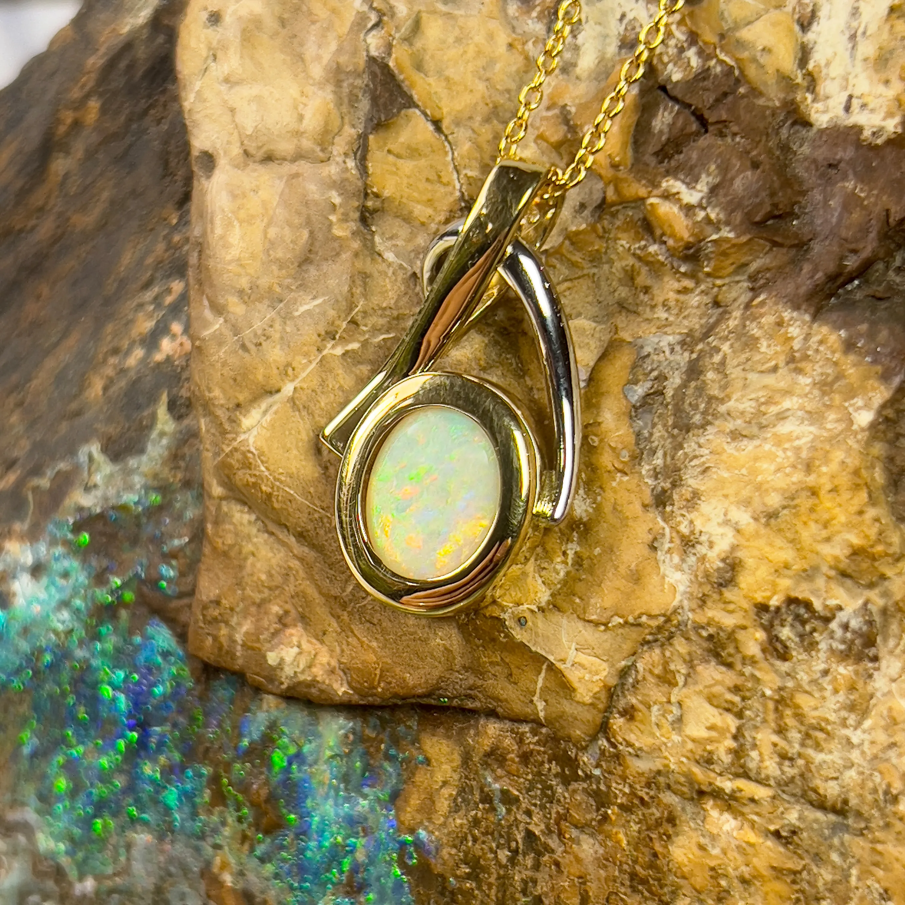 18kt White and Yellow Gold Light Opal 2.5ct pendant