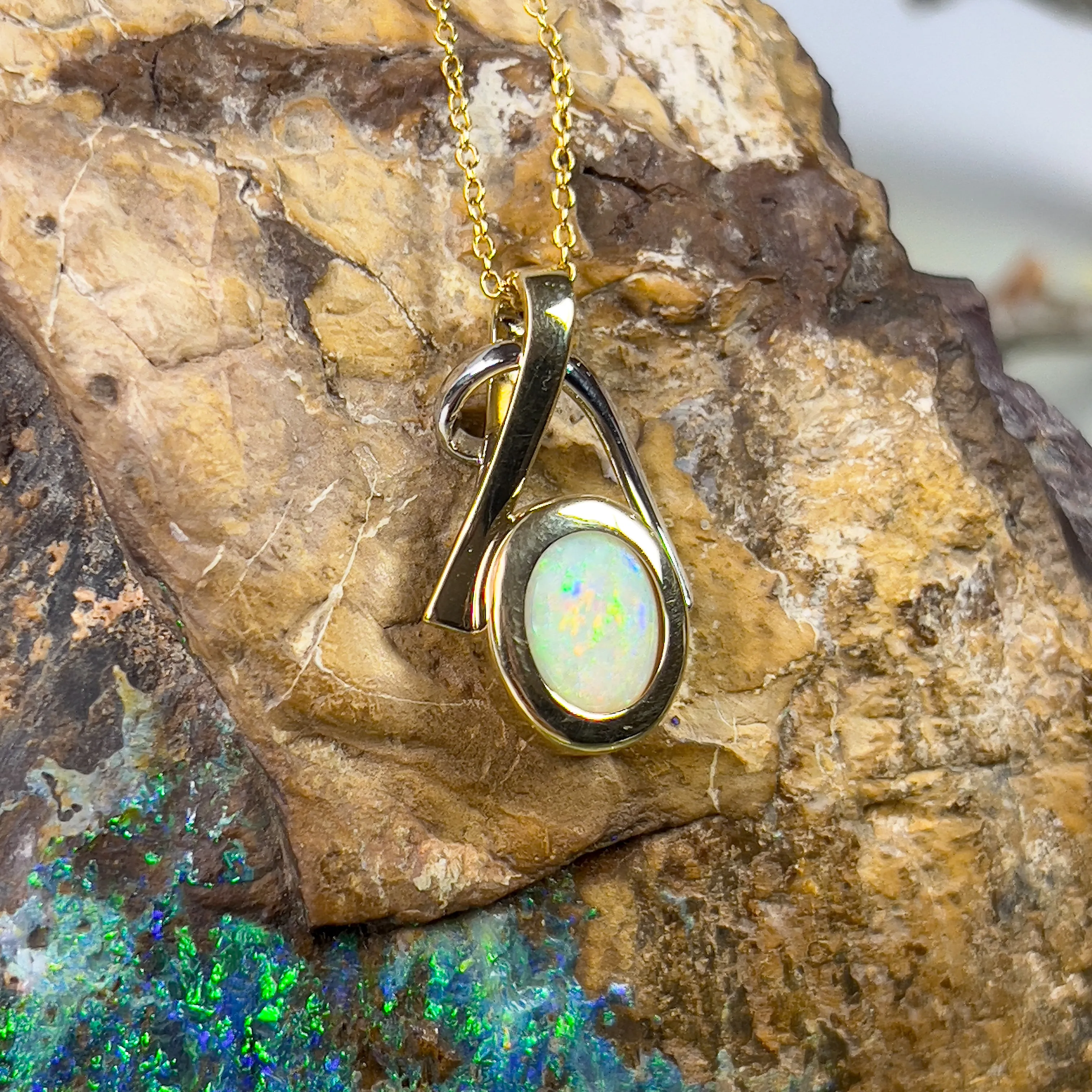 18kt White and Yellow Gold Light Opal 2.5ct pendant