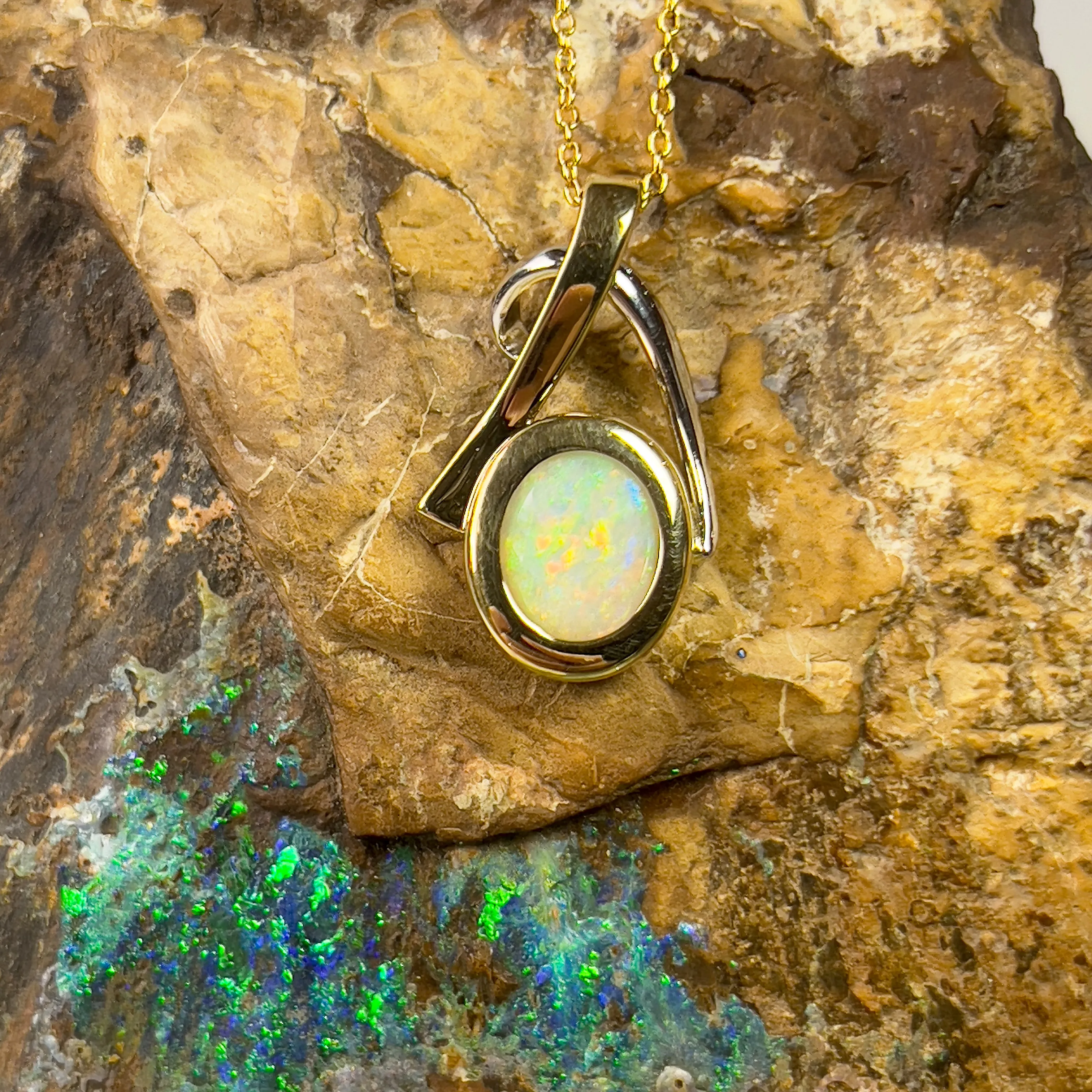 18kt White and Yellow Gold Light Opal 2.5ct pendant