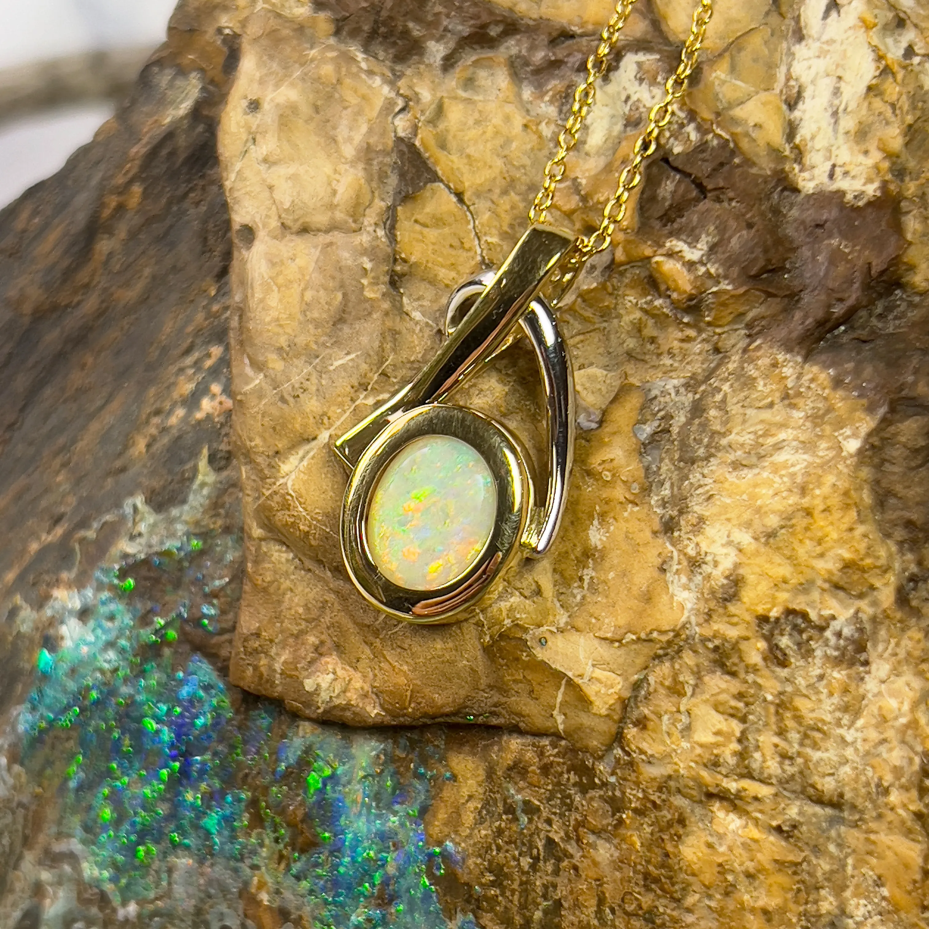 18kt White and Yellow Gold Light Opal 2.5ct pendant