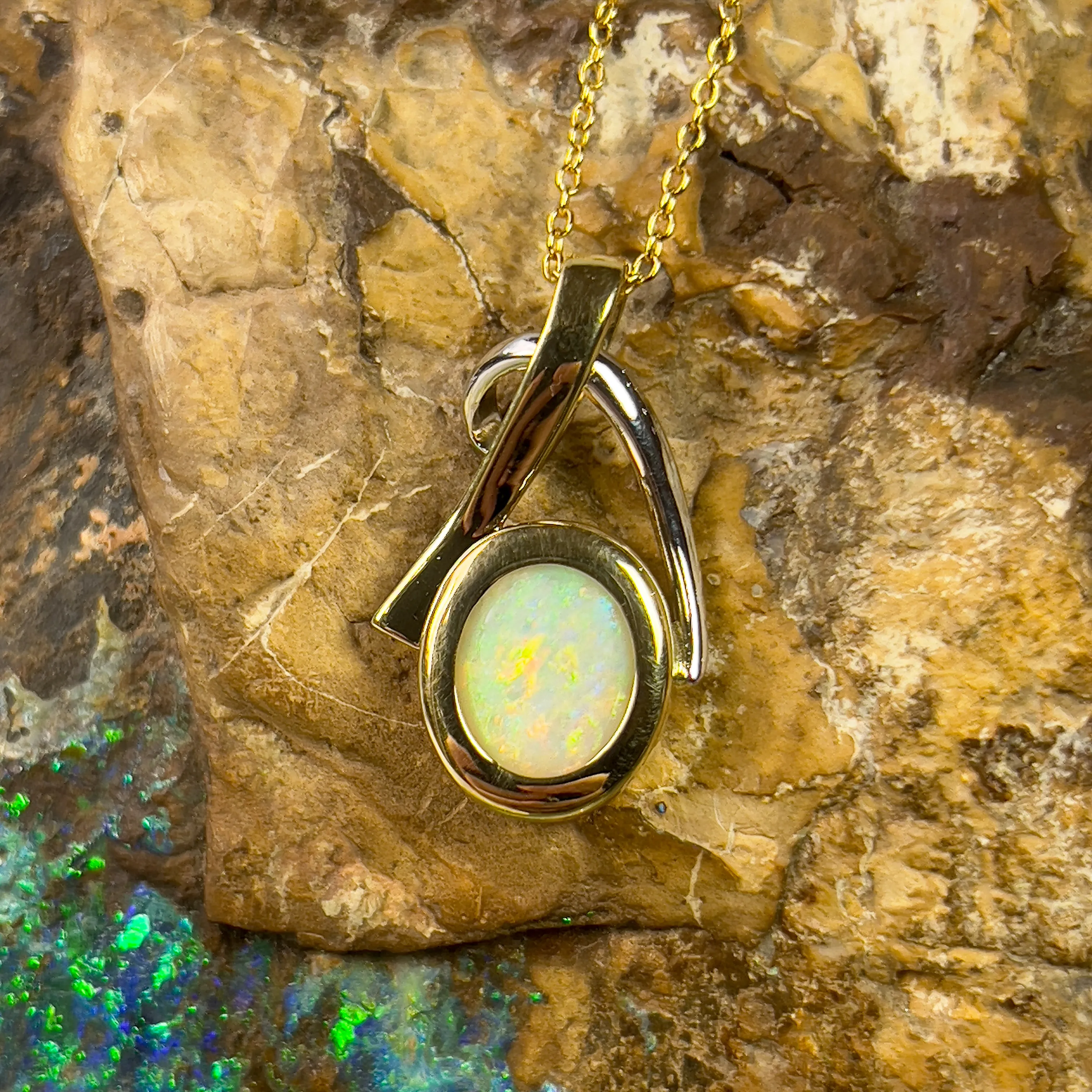 18kt White and Yellow Gold Light Opal 2.5ct pendant