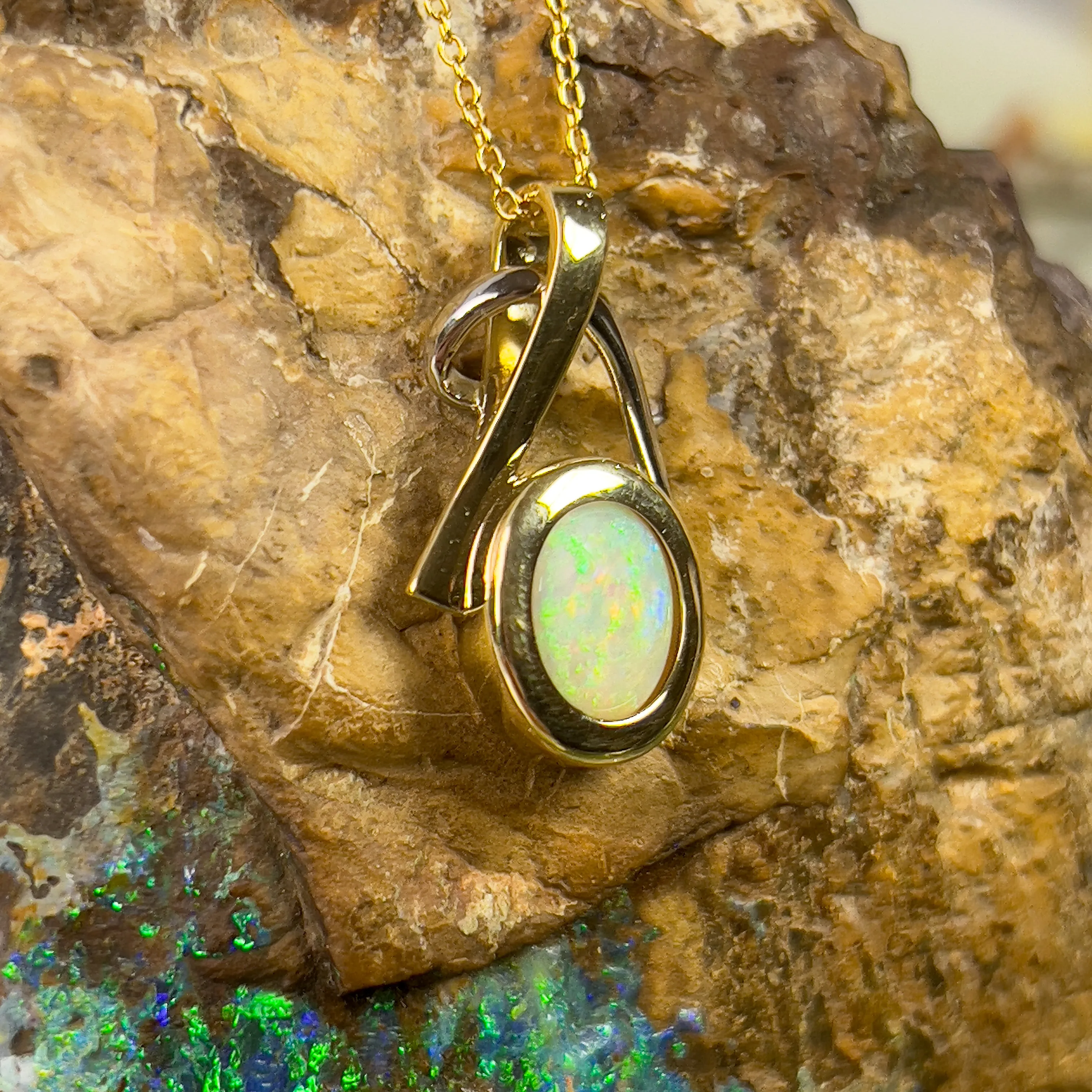 18kt White and Yellow Gold Light Opal 2.5ct pendant