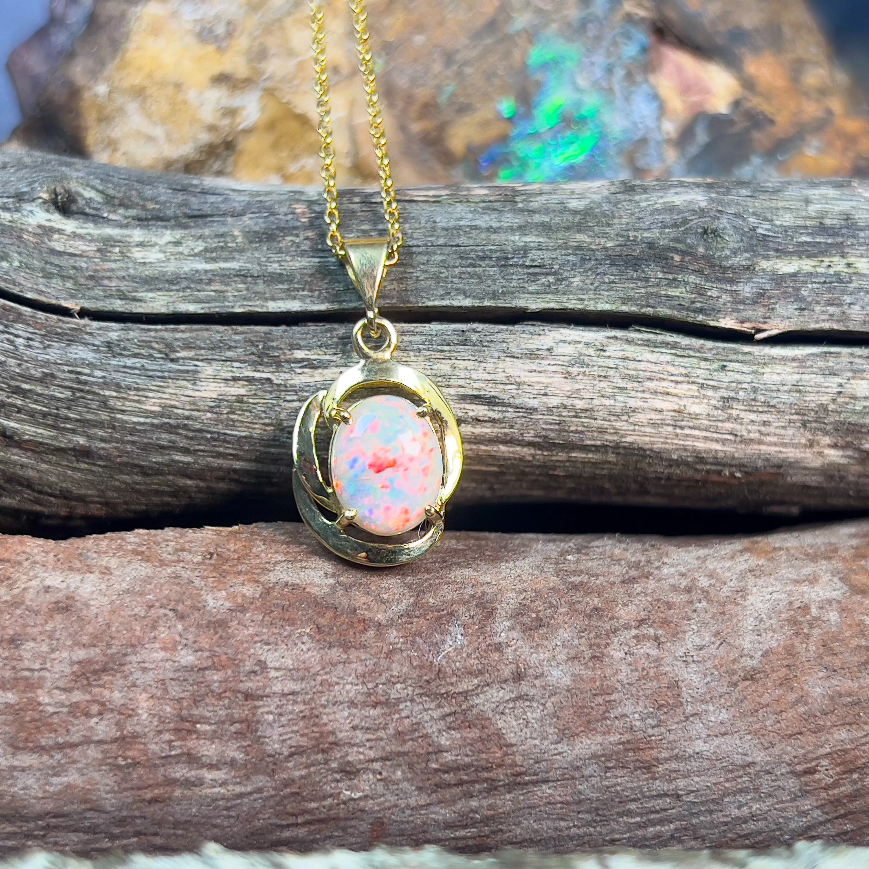 18kt Yellow Gold Light Opal red colour pendant