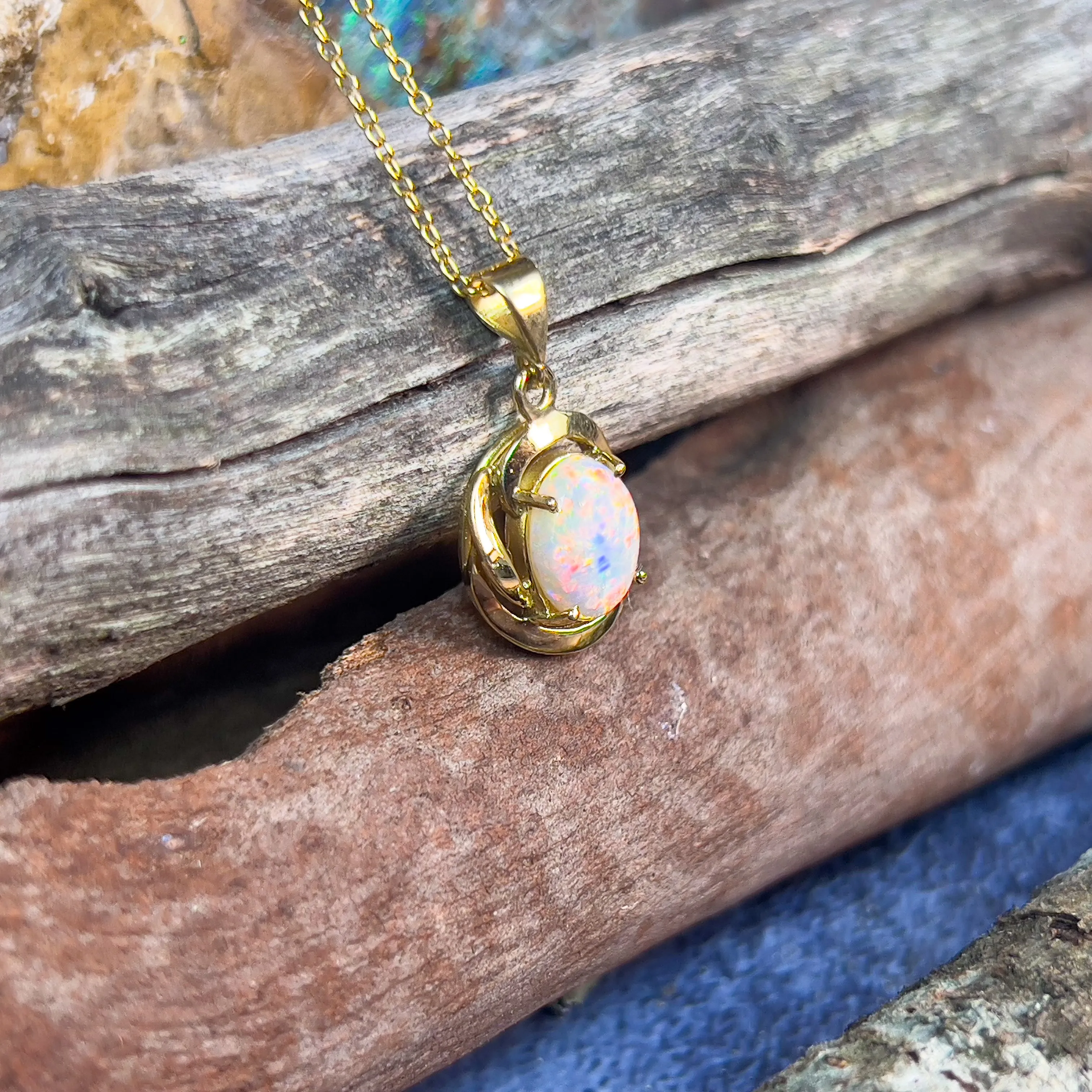 18kt Yellow Gold Light Opal red colour pendant