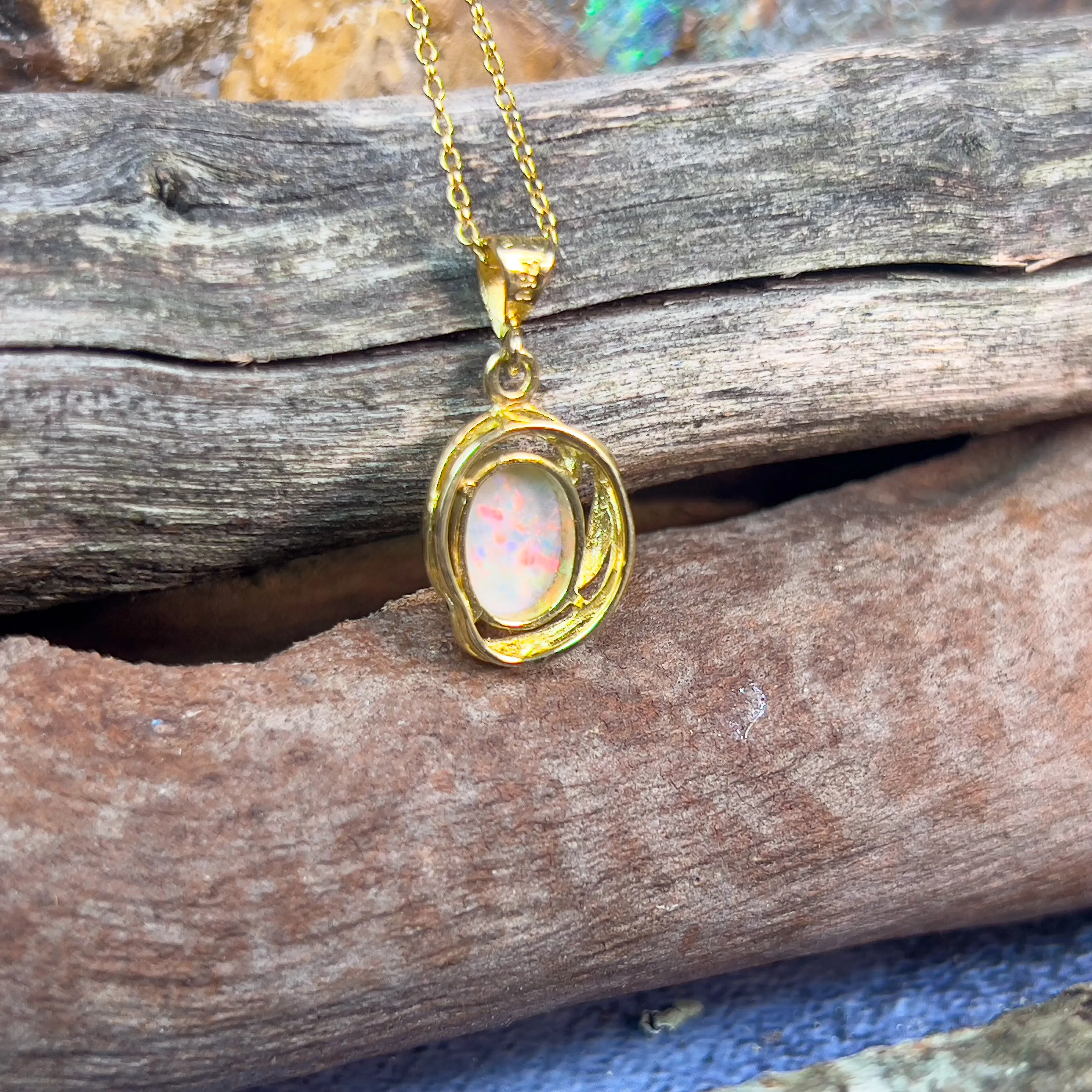 18kt Yellow Gold Light Opal red colour pendant