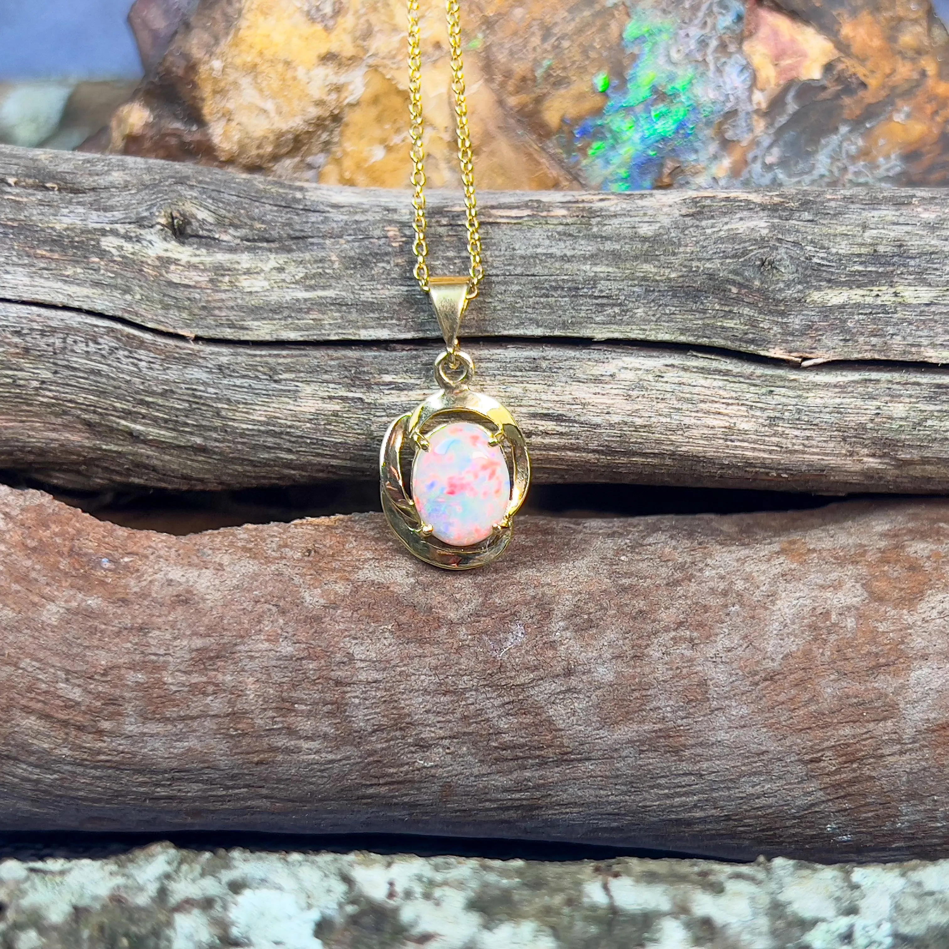 18kt Yellow Gold Light Opal red colour pendant