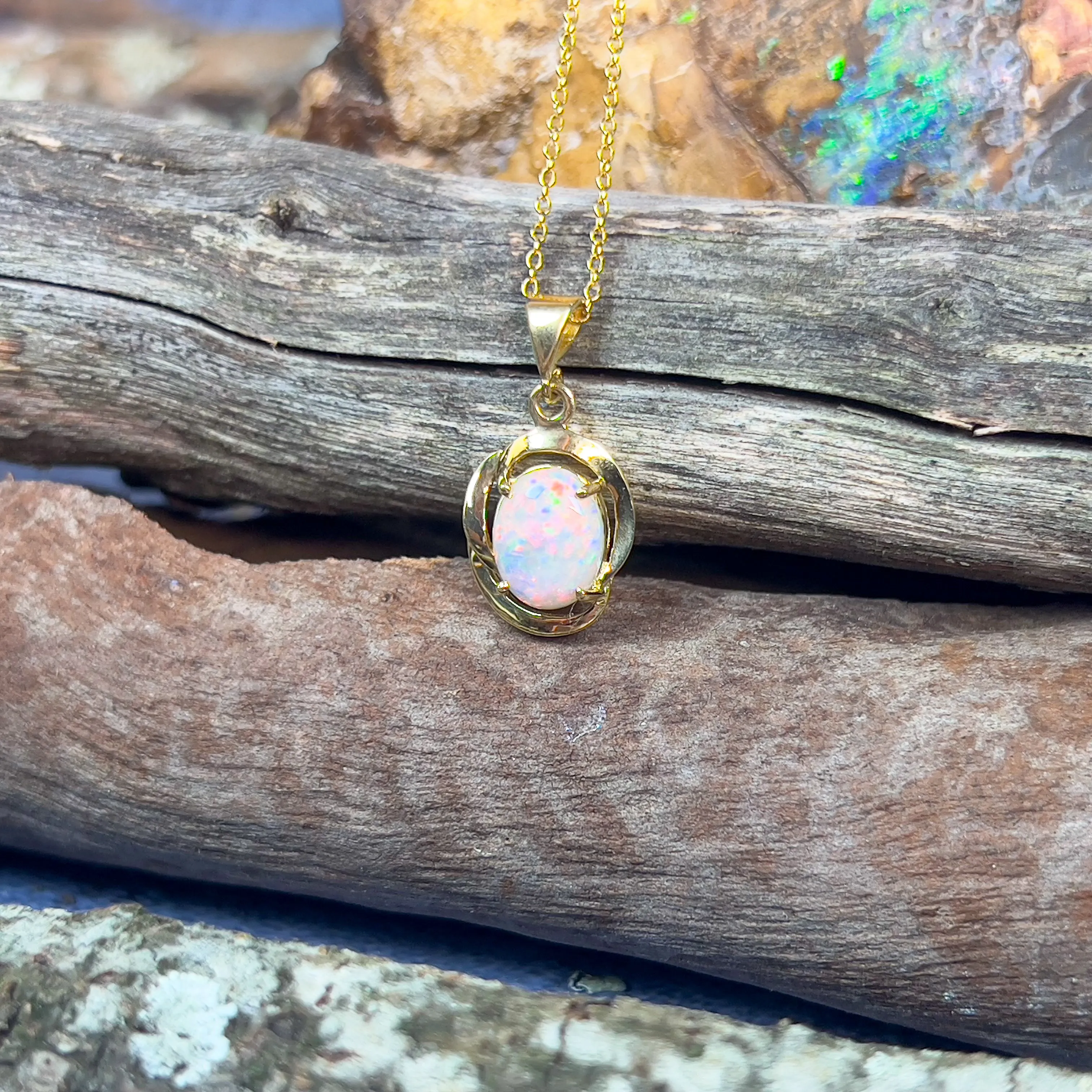 18kt Yellow Gold Light Opal red colour pendant