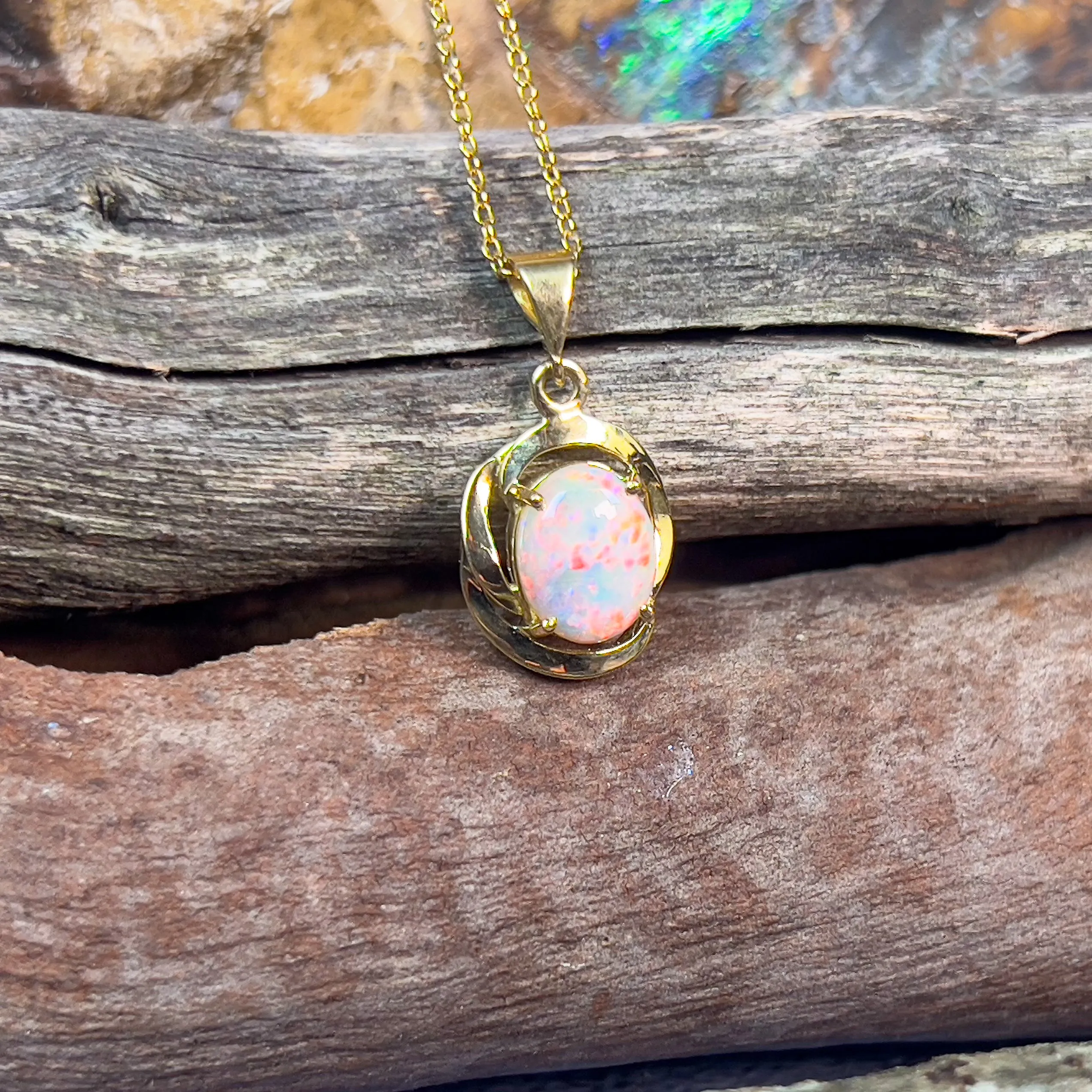 18kt Yellow Gold Light Opal red colour pendant