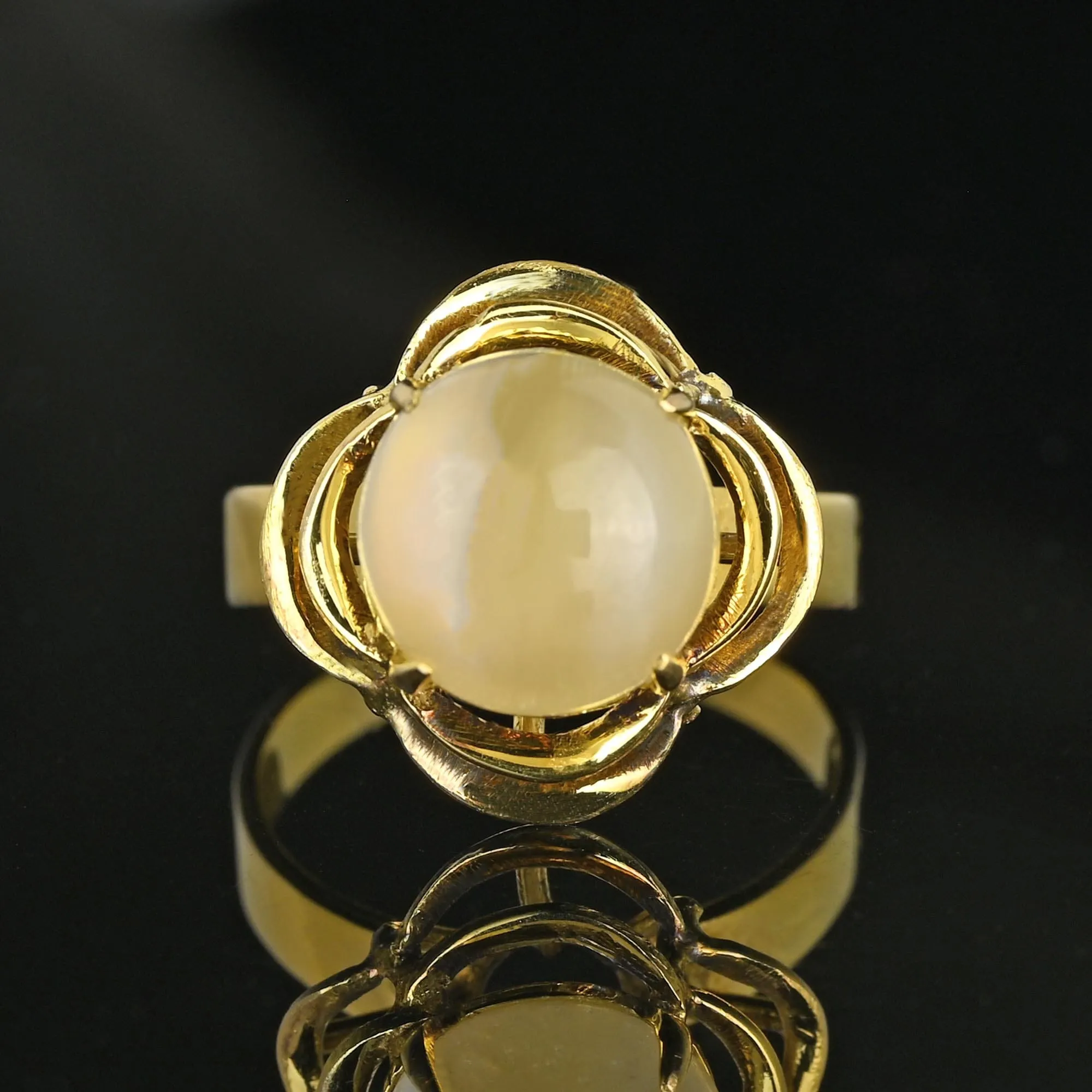 Vintage 14K Gold Cabochon Moonstone Ring