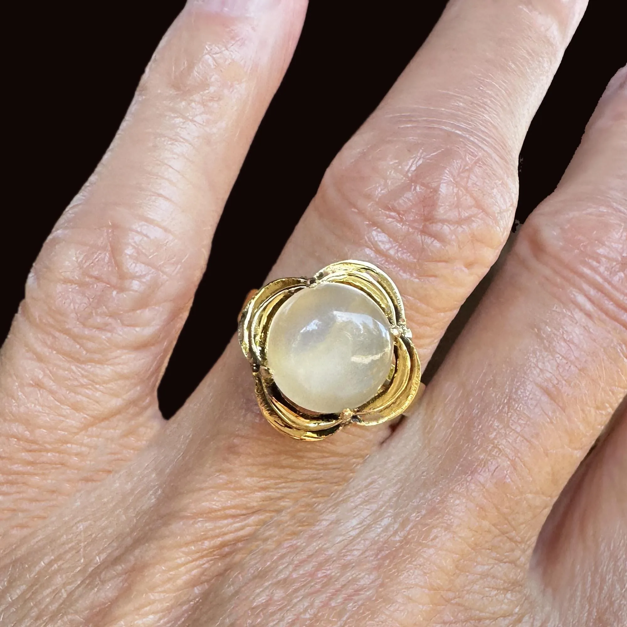 Vintage 14K Gold Cabochon Moonstone Ring