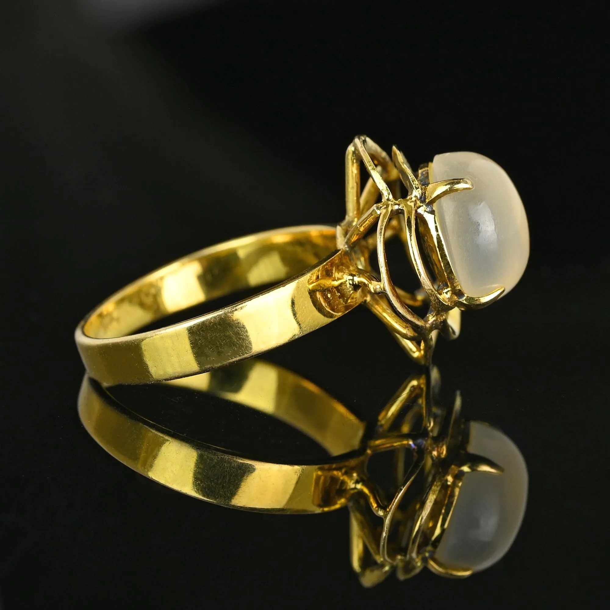 Vintage 14K Gold Cabochon Moonstone Ring