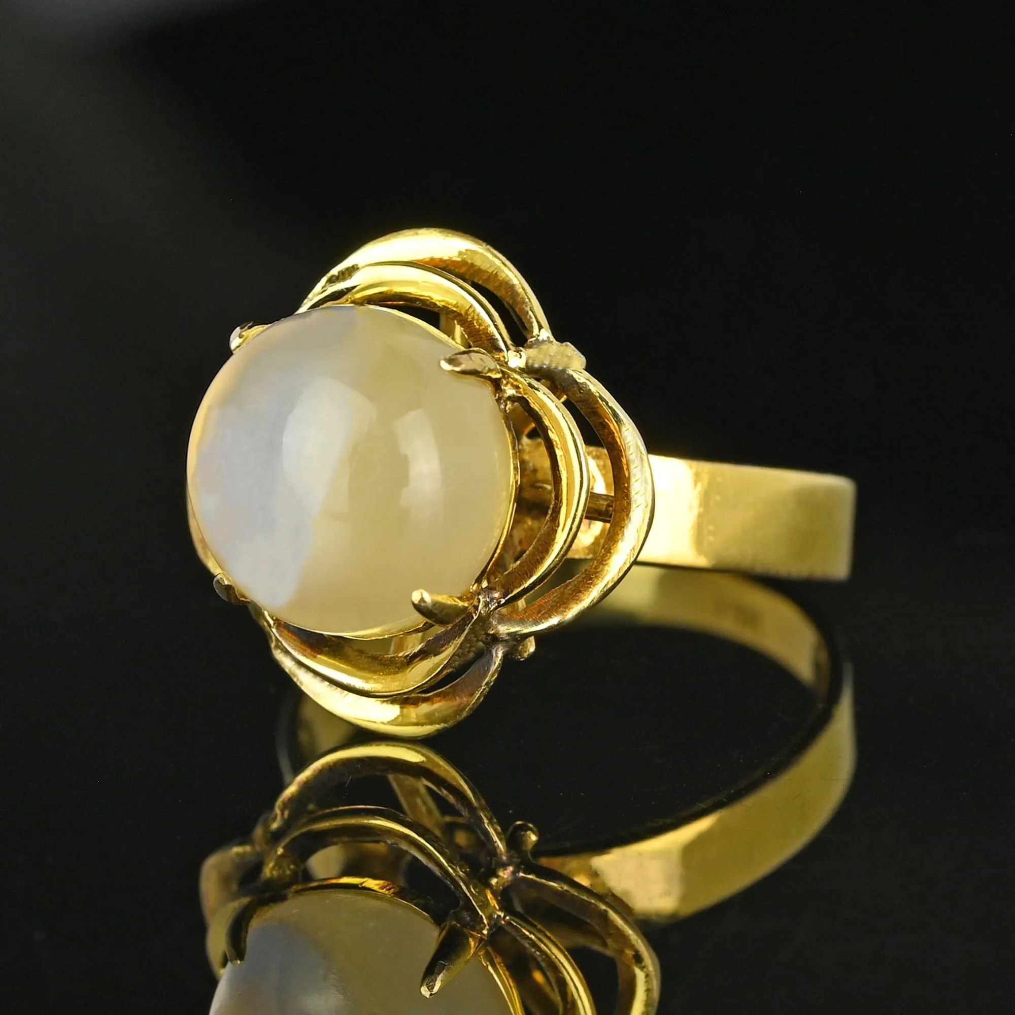 Vintage 14K Gold Cabochon Moonstone Ring